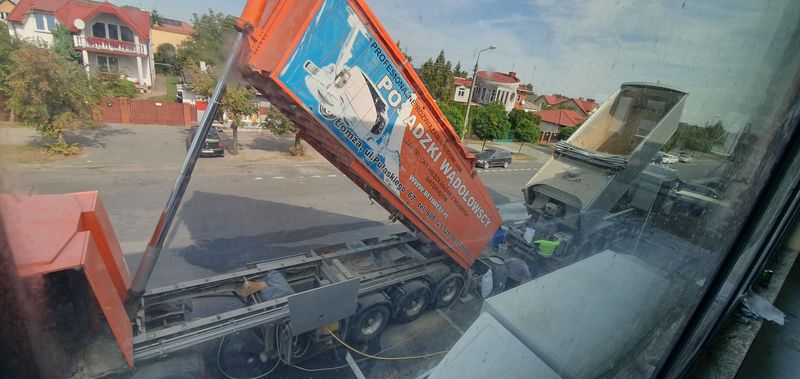 firmowy szyld na ciężarówce